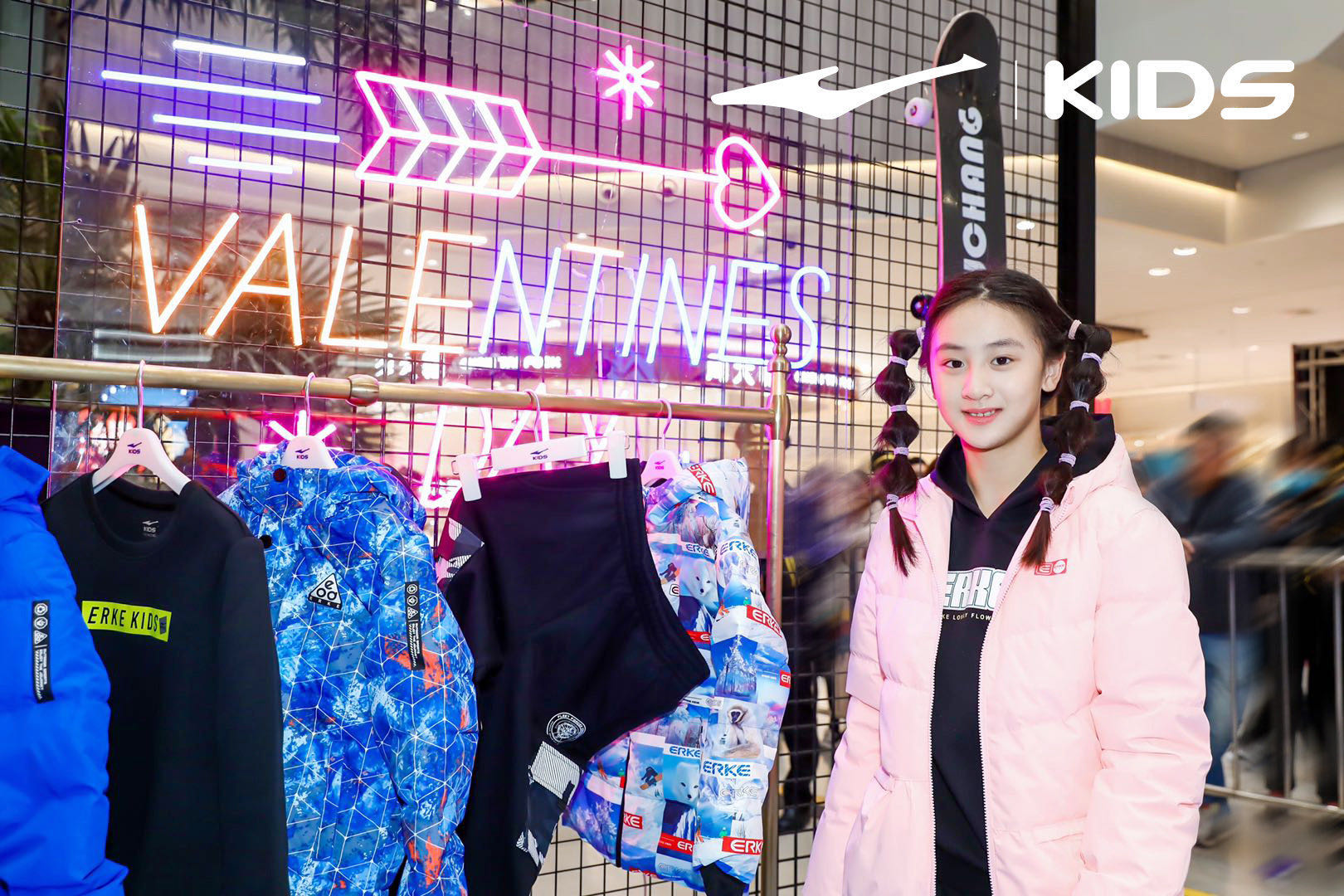 森碟長大了，一個人出席活動不怯場，扎葫蘆辮擺拍五官越來越像爸