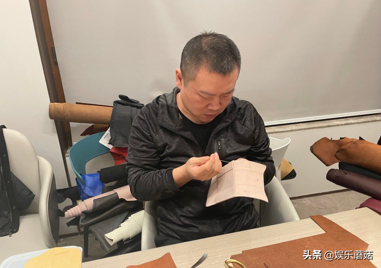 岳云鹏给老婆郑敏做包包，告诉师傅再不开箱我