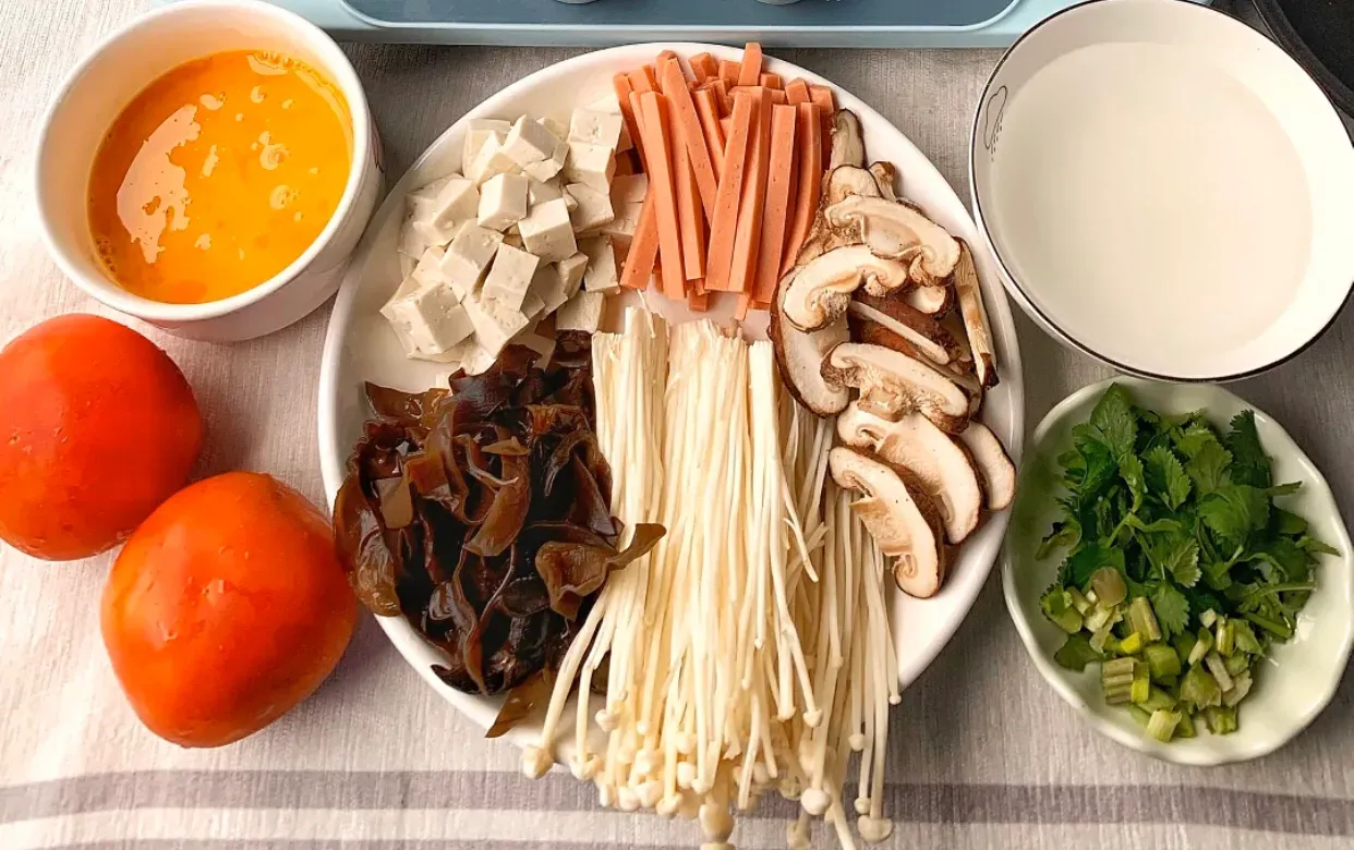 The explorer will teach you to make delicious hot and sour soup in 10 minutes, which will make you lose your appetite and say goodbye