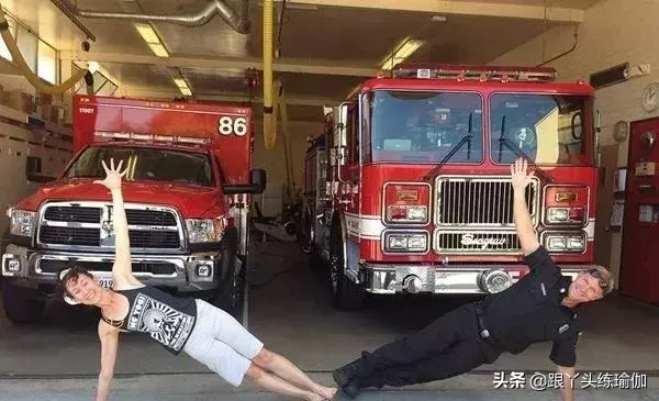 工作压力大!美国消防队员组团练瑜伽减压