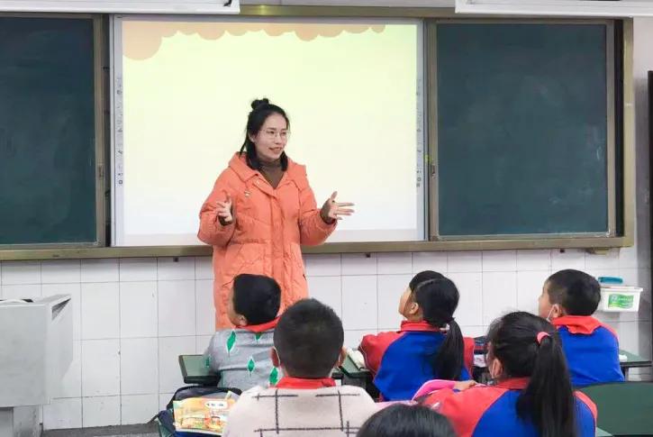 老师，您笑起来真好看——记双流区金桥小学“三八”妇女节活动