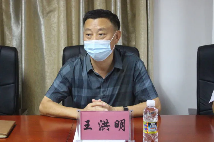 临高县委常委,纪委书记,监委主任王洪明到县信访服务中心接待来访群众