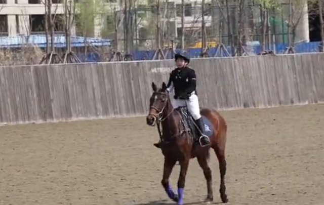 奥运二代：拳王儿子打马球，田亮女儿打网球，刘国梁女儿超过父亲