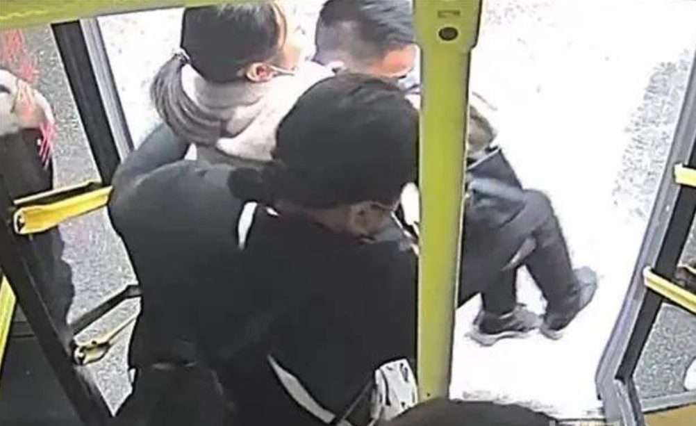 公交车行驶途中，公交车司机竟突然扔下一车乘客跑了，什么情况？