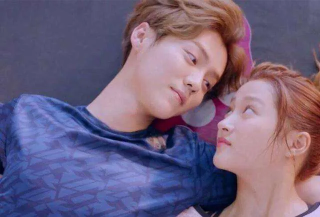 同一天上热搜，鹿晗关晓彤依旧甜蜜，而他却被