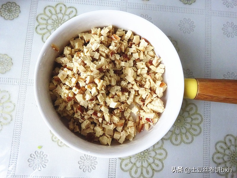 包菜和香干搭配做馅饼，一次至少吃5张，开胃解腻，吃多也没负担