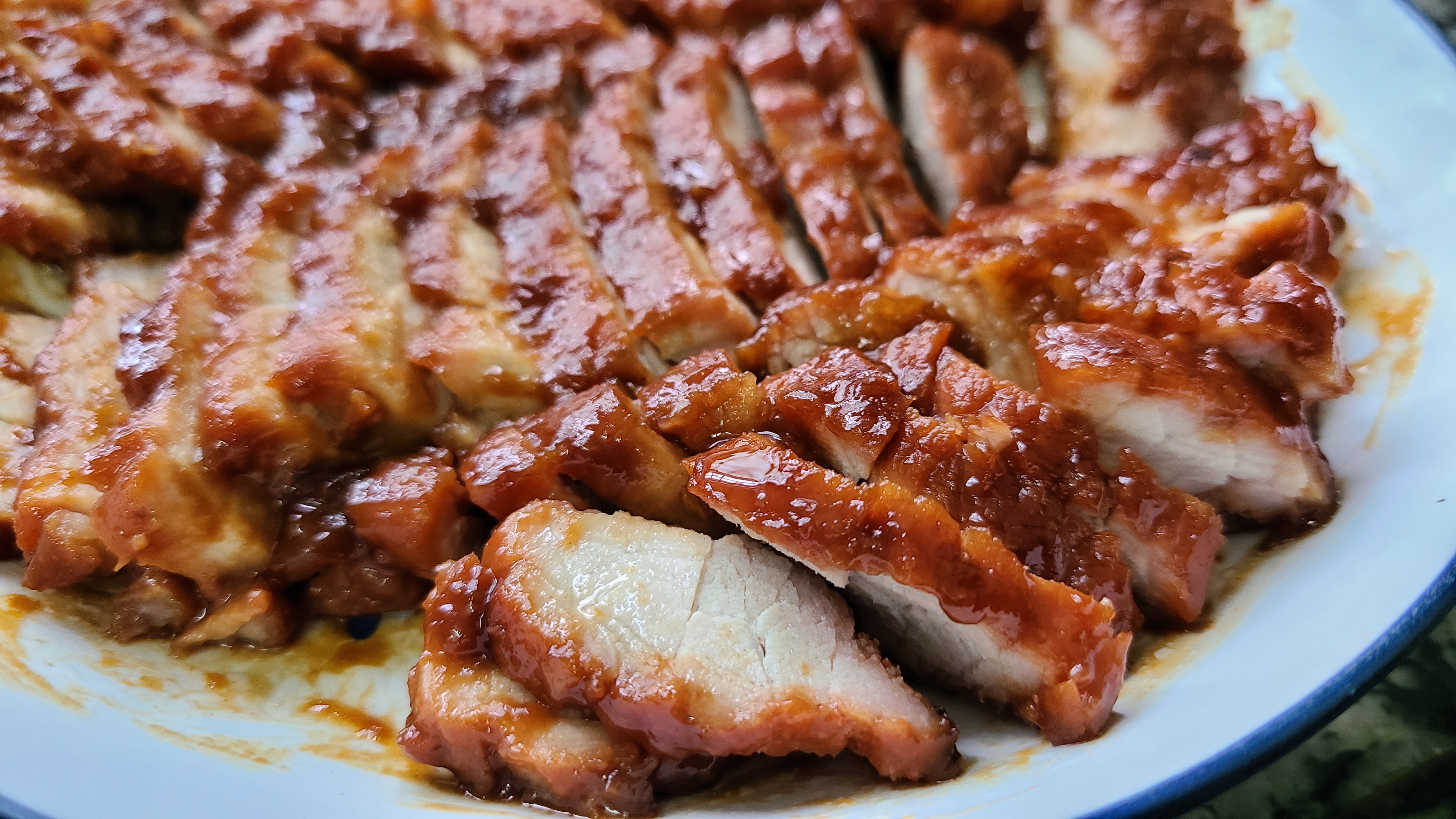 蜜汁叉烧，是广东很出名的一道菜，好吃又好看，太香了