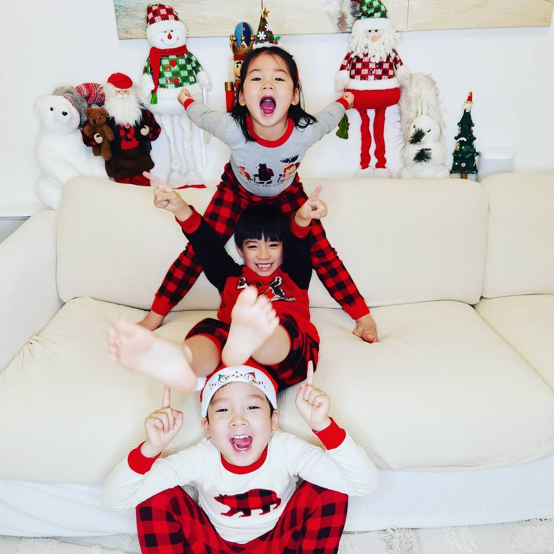 陈茵媺圣诞晒全家福，三个子女“调皮捣蛋”，和陈豪拍合照不容易