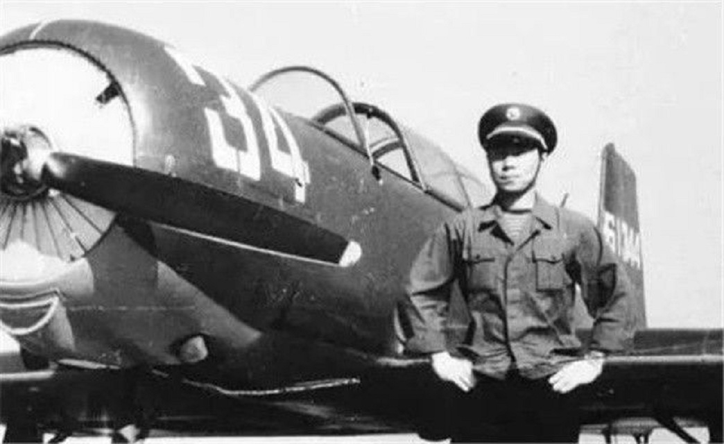 1963年，徐廷泽驾机投诚大陆，获奖黄金2500两，被周总理接见