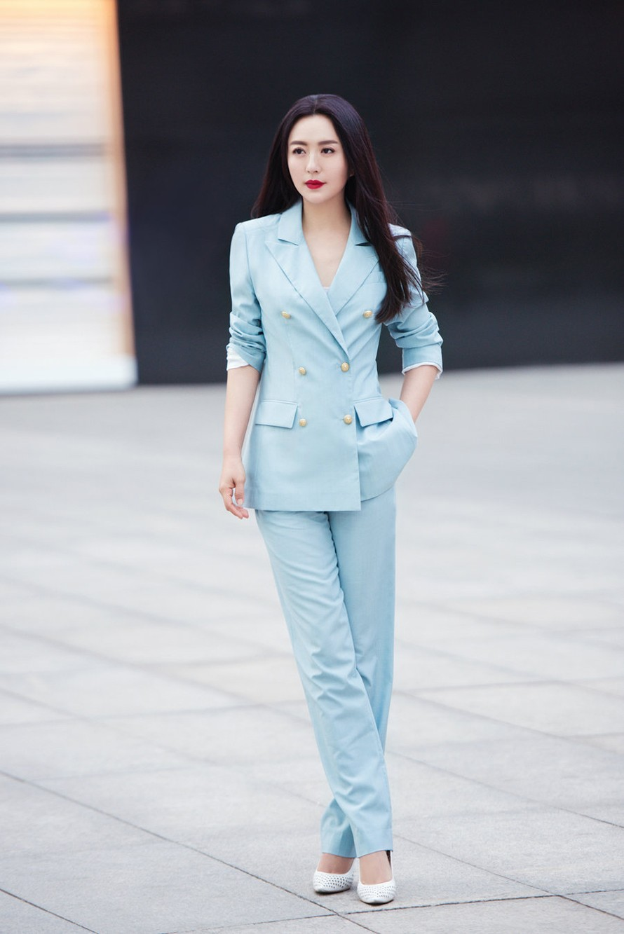 “陈妍希”哪像当妈的人，穿浅蓝色西装配短裤走机场，满屏少女感