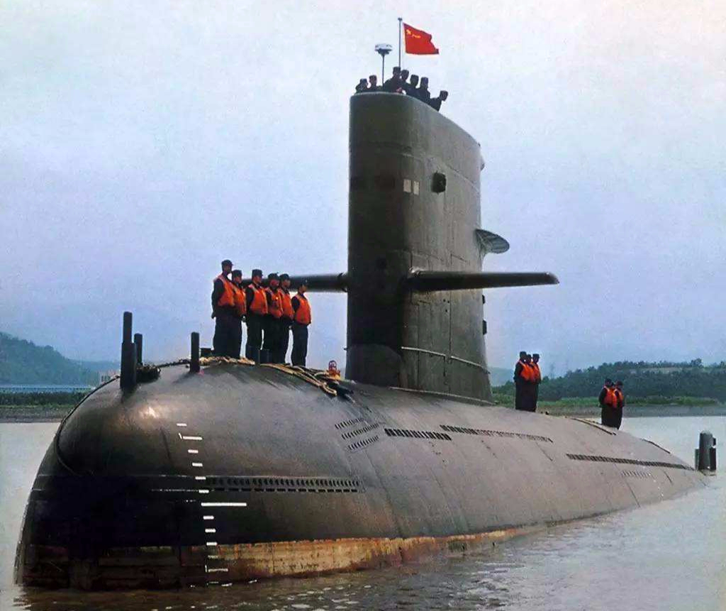 中国潜艇之路噩耗：潜艇上浮被军舰一切为二，39名官兵仅一人逃生
