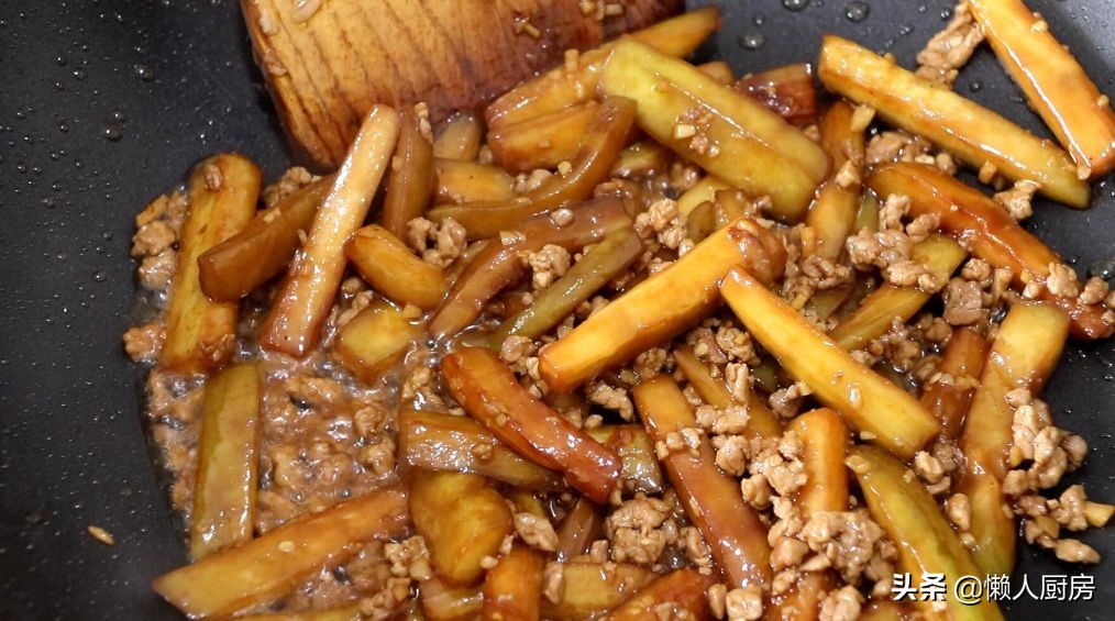 1根茄子，一块猪肉，这是茄子肉末焖面的做法，真好吃