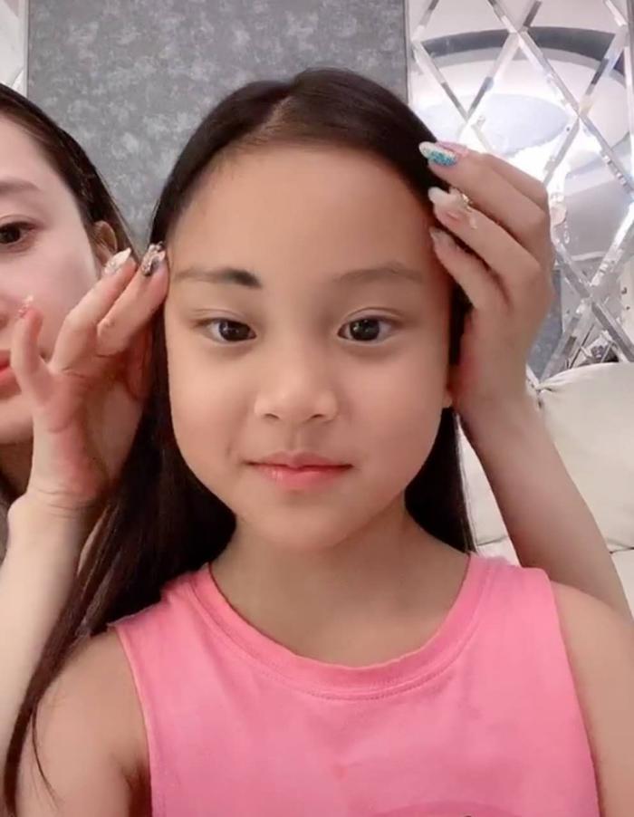 李小璐晒视频，为做特效超长美甲划到甜馨的脸，网友提醒却不回应