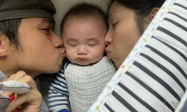 古巨基母親節曬全家福，將妻子摟在懷裡，不因兒子更愛媽媽而吃醋