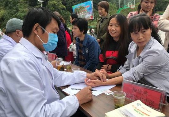 汉阴中医院“中医药基层行 建设健康幸福村”巡回义诊走进群英村
