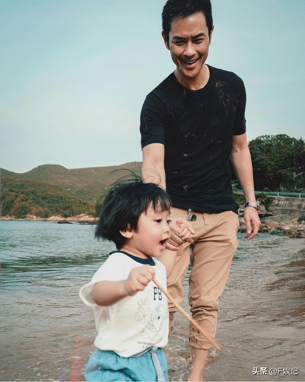 陳凱琳曬鄭嘉穎餵大兒子吃雪糕的溫馨瞬間一家人享甜蜜的家庭時光