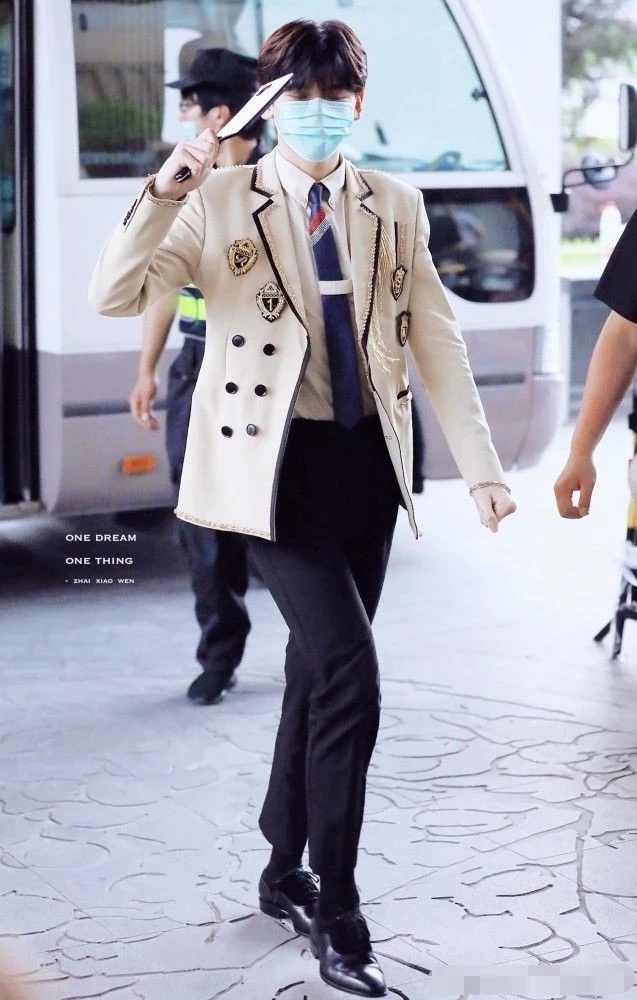 Baby带“菜刀”现身机场？提裙子时将“菜刀”别