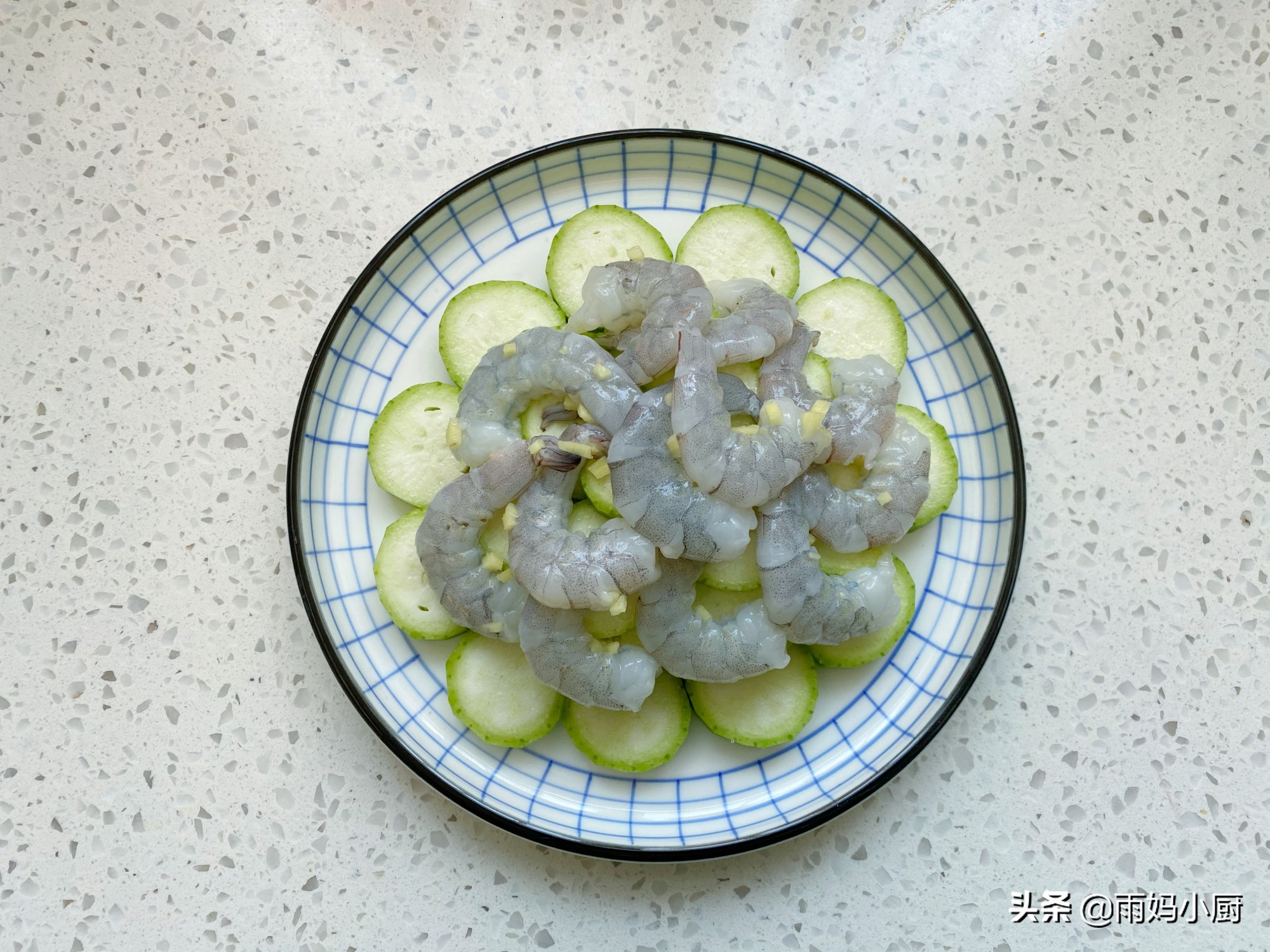 絲瓜和蝦仁一起蒸，味道鮮美又順滑，簡單易做上桌湯汁都不剩