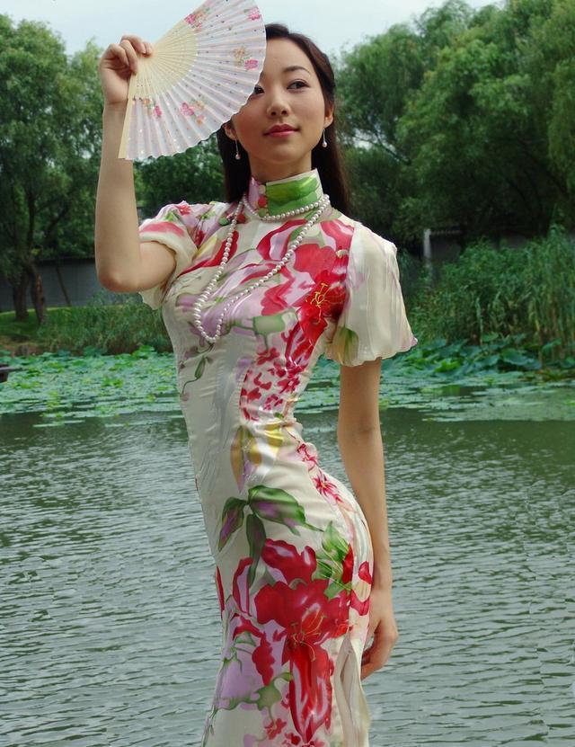 都说陈数穿旗袍好看，景甜的旗袍装才更有女神范儿