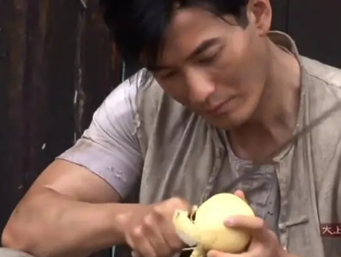 黄晓明为6秒镜头削2千个梨，网友质疑太假，尹正