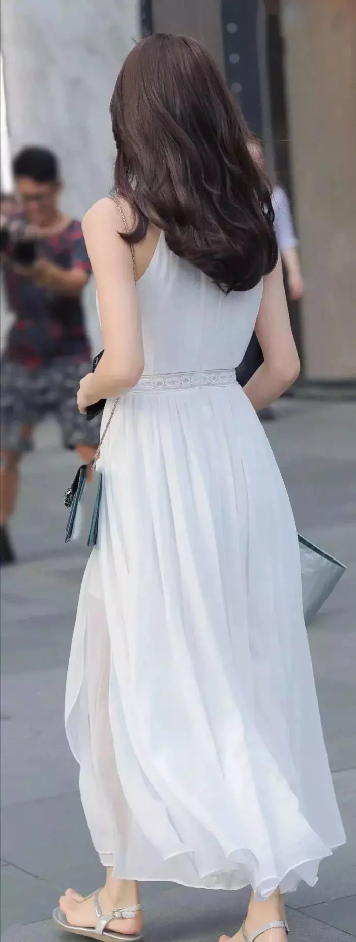 白色连衣裙，温婉动人，如同仙女一般