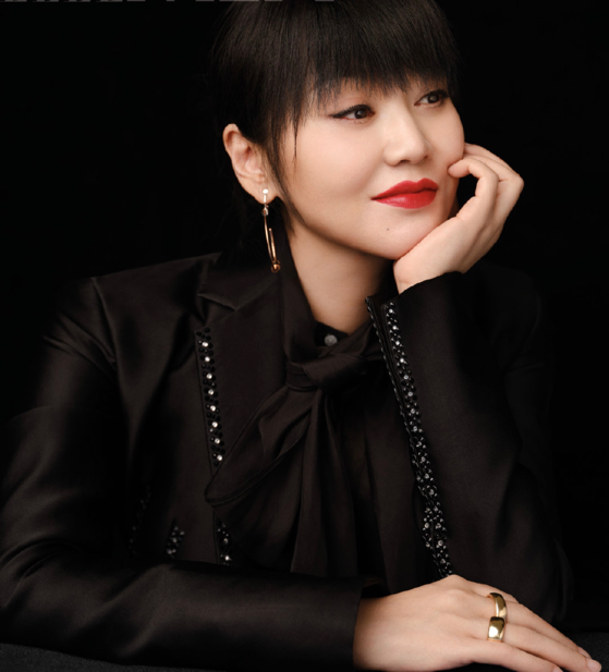 49岁闫妮曝写真，面部松弛法令纹明显，狗啃刘海