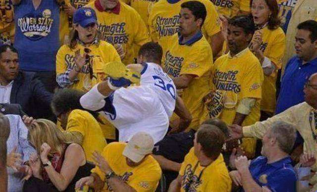 NBA最經典的救球瞬間！Rodman平行救球最帥，歐尼爾詮釋何為「清場」！-黑特籃球-NBA新聞影音圖片分享社區