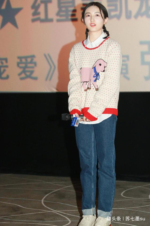 张子枫长大敢穿了，一袭黑吊带裙秀性感曲线，19岁气质优雅又高挑