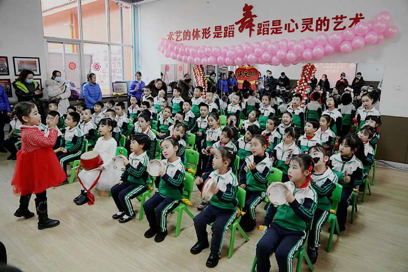 甘肃平凉:幼儿园里快乐迎新年