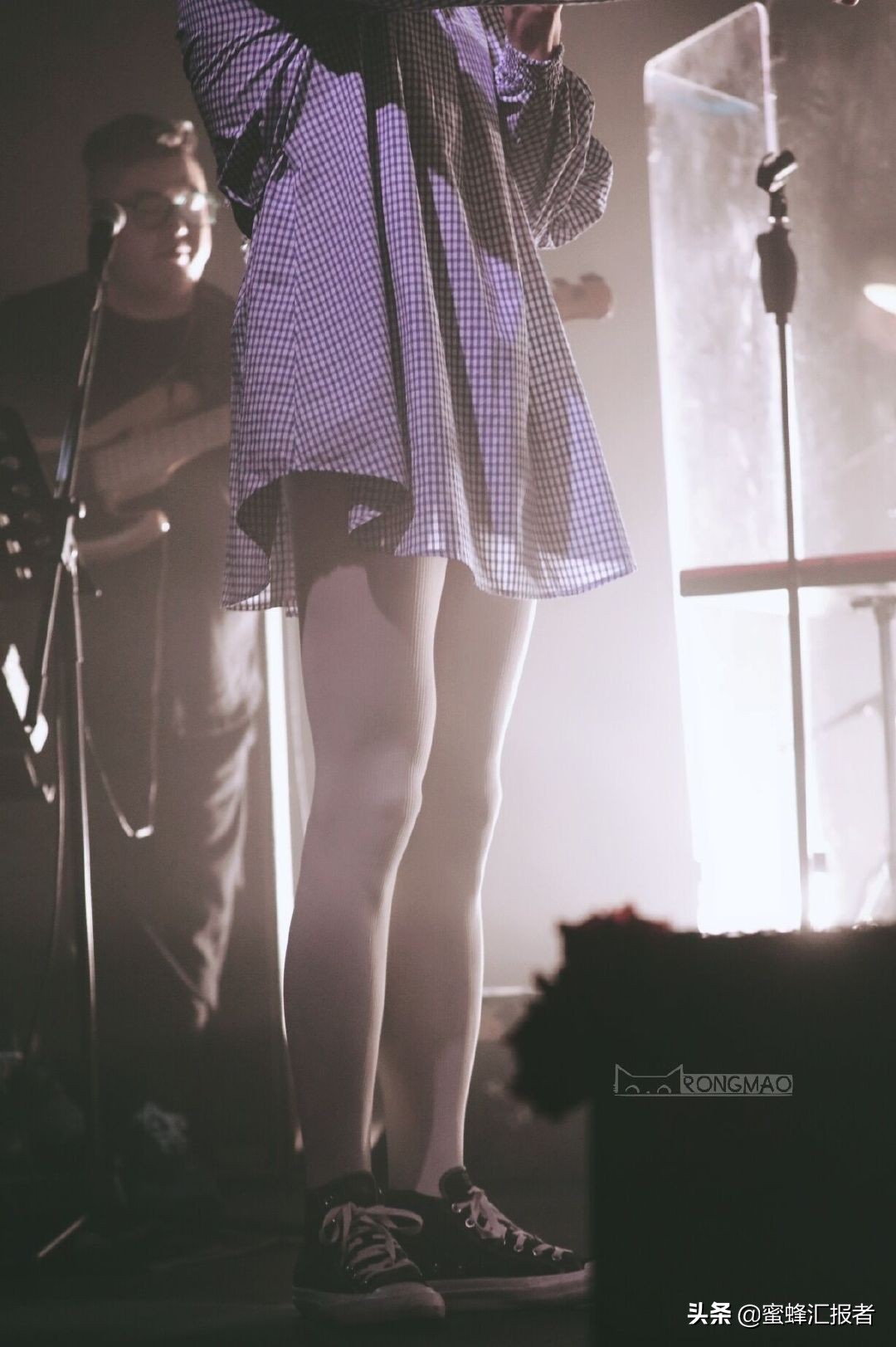 郑爽微博事业部关注杨洋，周震南第四名都不会混很差，郑云龙女装