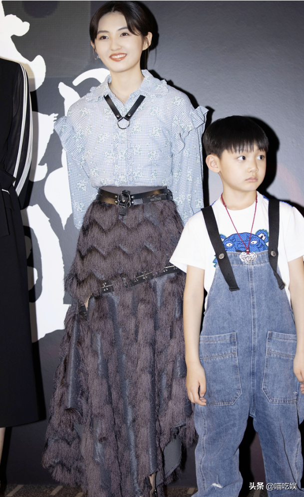 Zhang Zifeng crouchs next mixing group photo of young actor on bended knees, be dragged by: Camera lens of behind the curtain cannot scatter a lie