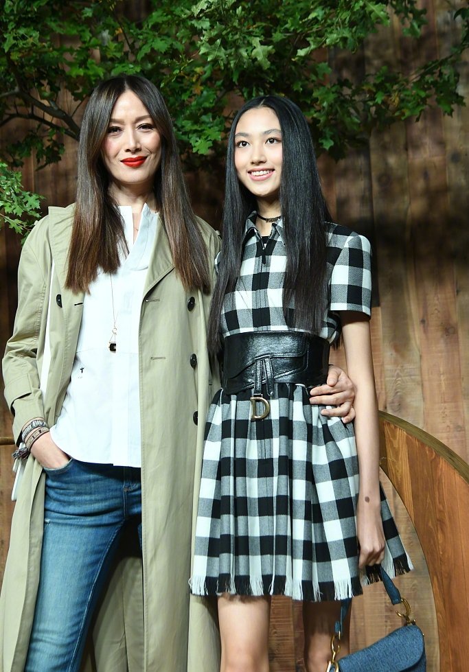 任达华女儿15岁已超180cm，穿格纹裙勒腰封，腰只有妈妈一半粗