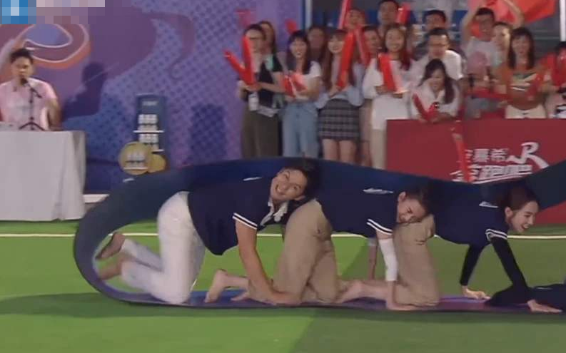 张大大参加跑男，玩游戏公然占黄龄便宜，看到