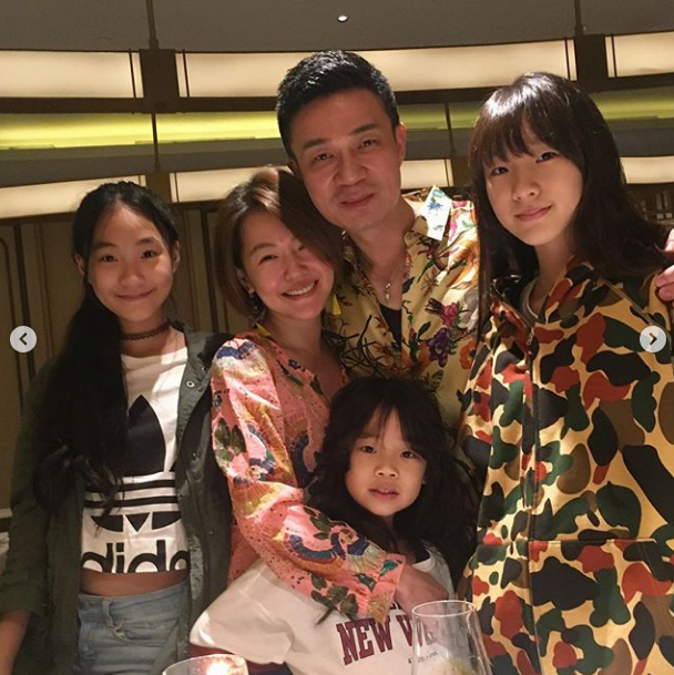 小S二女儿晒一家三口，颜值飙升超妈妈，许雅钧与老婆夫妻相抢镜