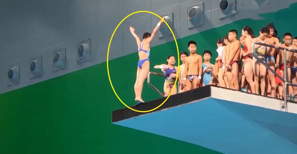 击碎质疑！全红婵训练赛再现“水花消失术”，征服师姐被疯狂揉脸