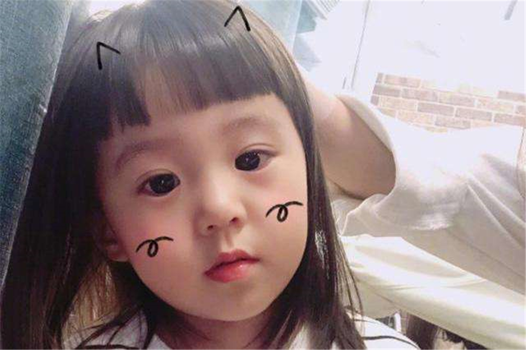 賈靜雯女兒“驚艷式”長大，波妞軟萌討喜，咘咘精緻得像洋娃娃