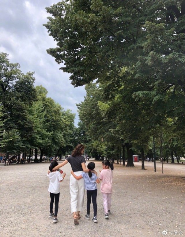 黎姿曬老公視角照，帶女兒旅行超溫馨，三小豬排排站背影亭亭玉立