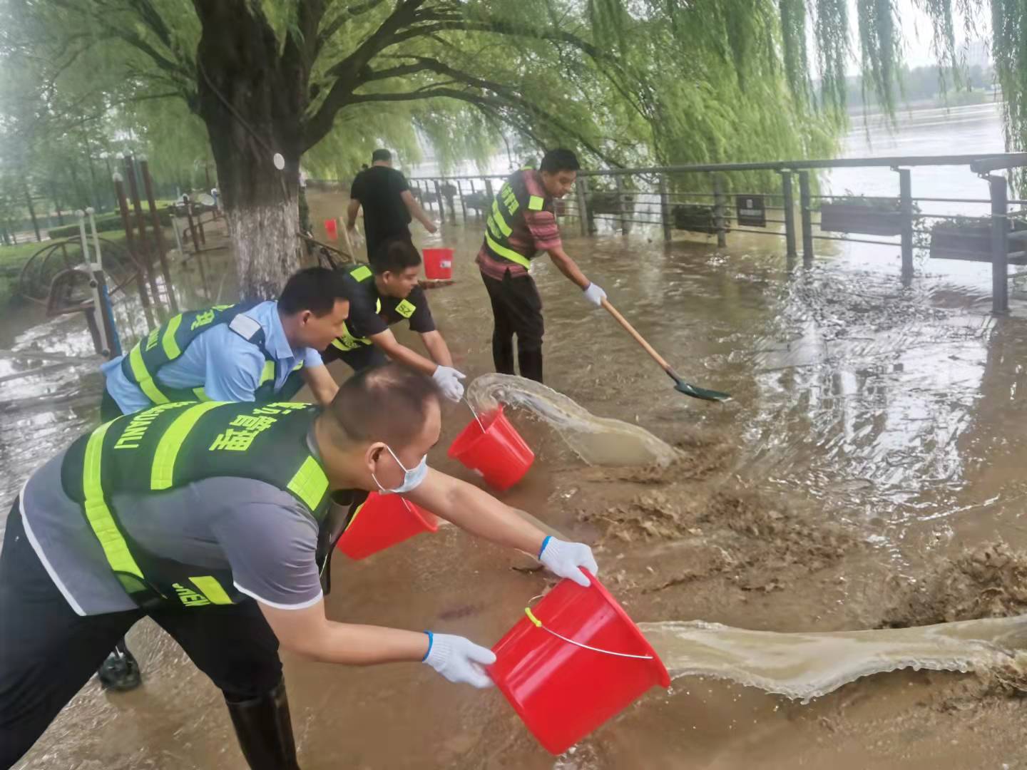 清晨起行动！500余名漯河城管展开清淤