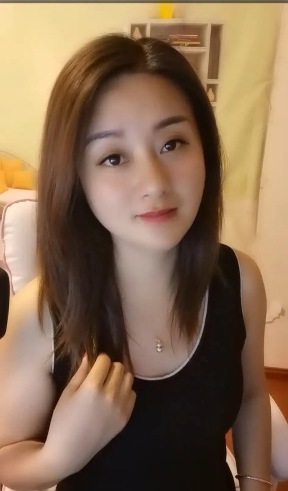 俏麗若三春之桃，清素若九秋之菊。