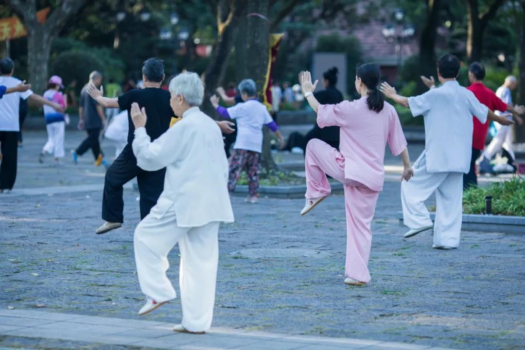 《门诊故事》高血压老年人，为何不建议晨练？赶紧告诉咱爸妈