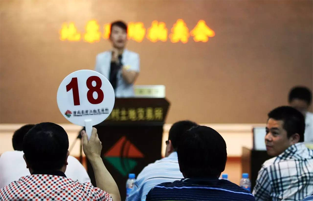 拍到8700万的卡牌有点坑，那1元起拍的奔驰敢买吗？