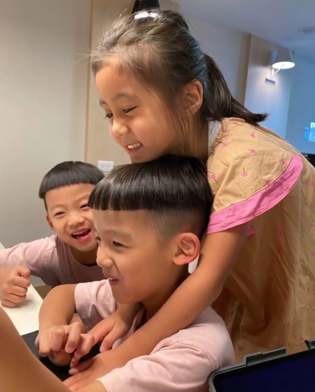 陈建州晒儿子和咘咘互喂零食超浪漫，修杰楷大方同意飞飞追咘咘