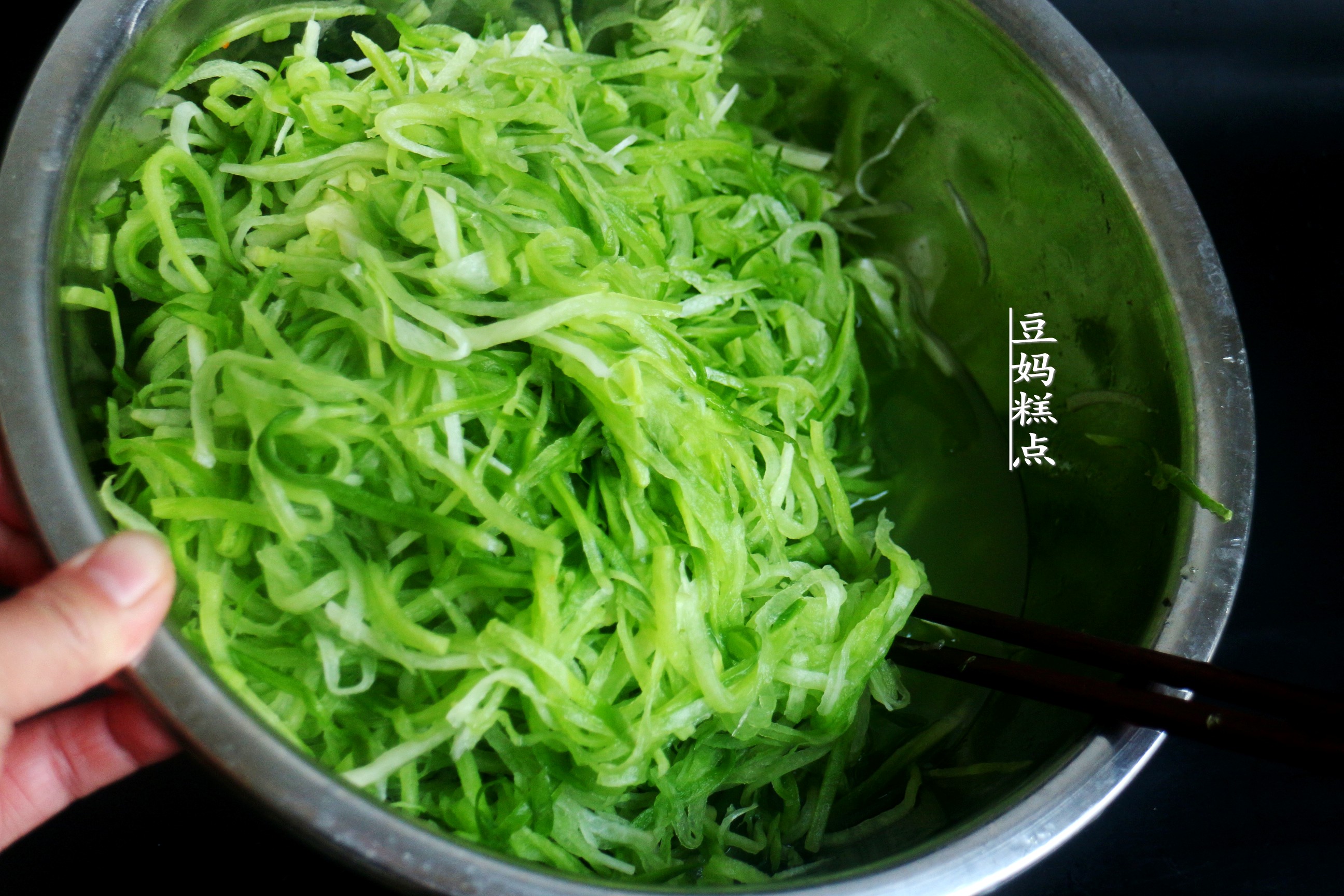 快立冬了，炸蘿蔔丸子，掌握3個小技巧，丸子香氣十足特好吃