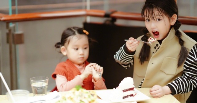 阿拉蕾的妈妈晒女儿日常，两个女儿越长越像，分食蛋糕超有爱
