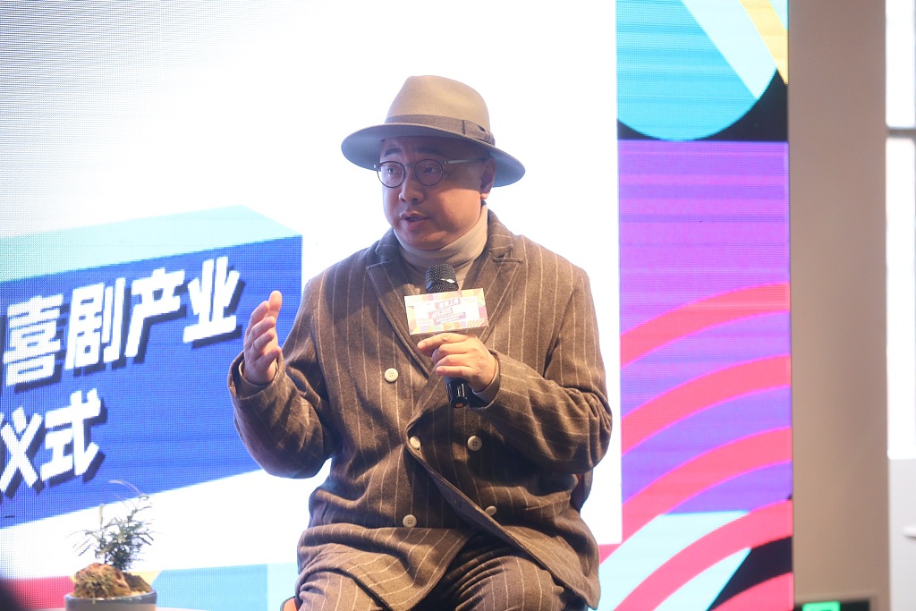 48岁徐峥又胖了？脸蛋赘肉明显胖到没脖子，戴圆帽遮光头显憨态