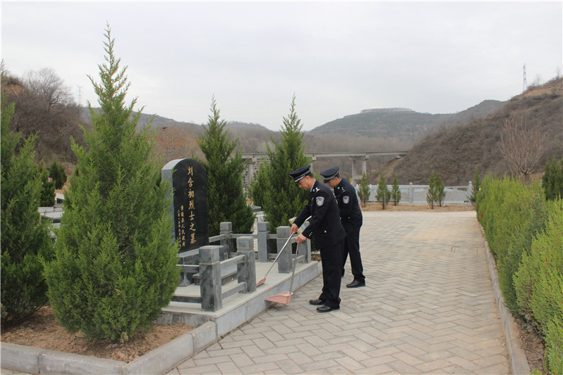 缅怀革命先烈 传承红色基因——黄陵县公安局城关派出所开展祭扫烈士陵园活动
