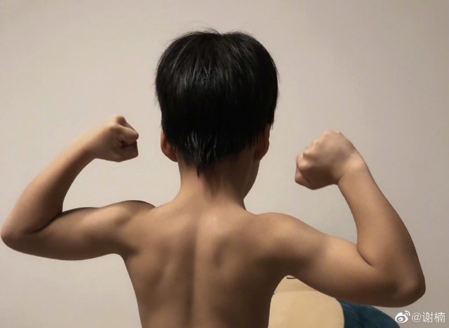 谢楠罕晒儿子赤膊照，6岁吴所谓手臂肌肉线条明显，长成小男子汉