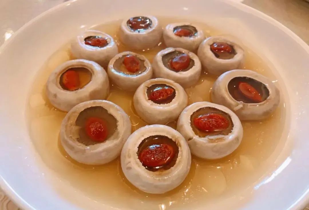 白蘑菇加一物蒸来吃，不加任何调料就是一道美味养生菜