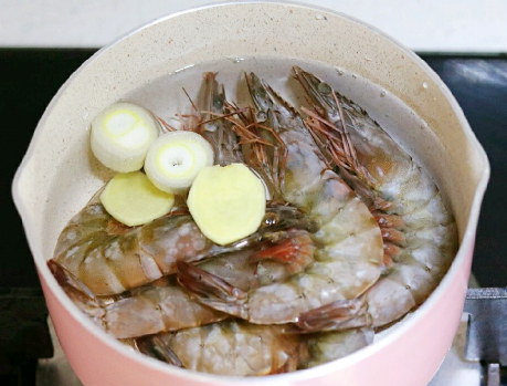 图片[4]-清水煮大虾 用热水还是冷水？大厨教我1招 虾肉鲜嫩还不腥-起舞食谱网