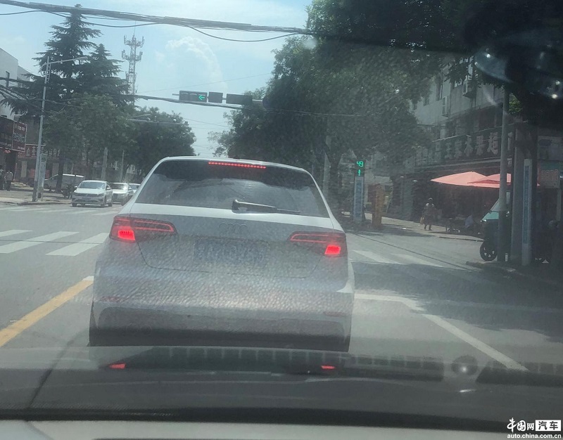 凯美瑞中控出油开裂存安全隐患 厂家回复称“出了质保无法解决”